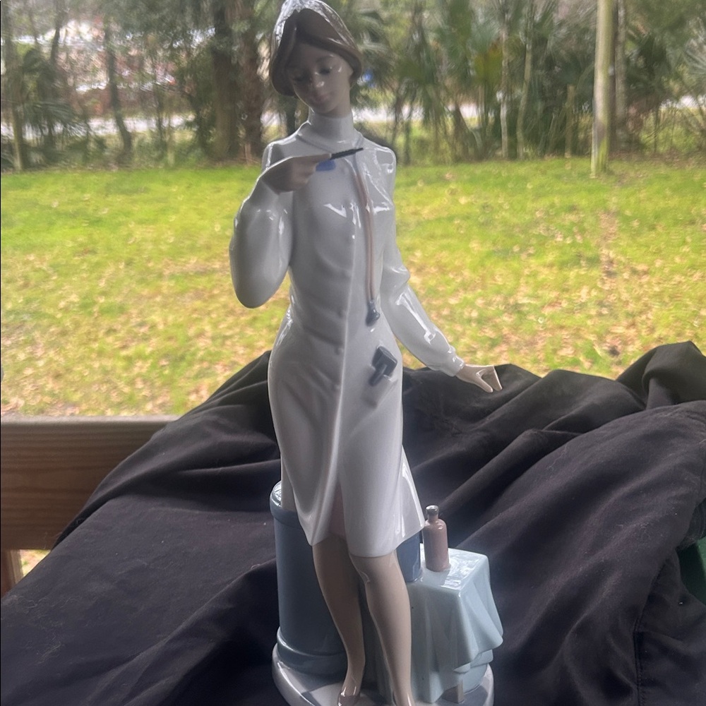 Gorgeous Lladro female physician figurine. Read description please.